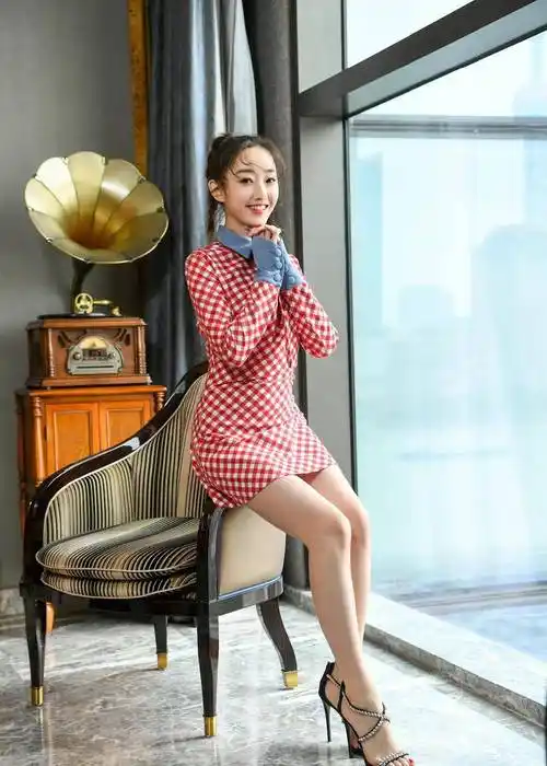 蒋梦婕红色短裙搭配高跟鞋,一双白皙精致的大长腿尽显苍穹_身材_漂亮