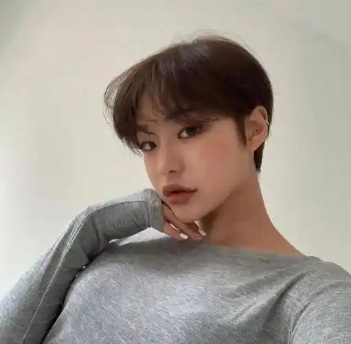 露耳超短发减龄绝对的神