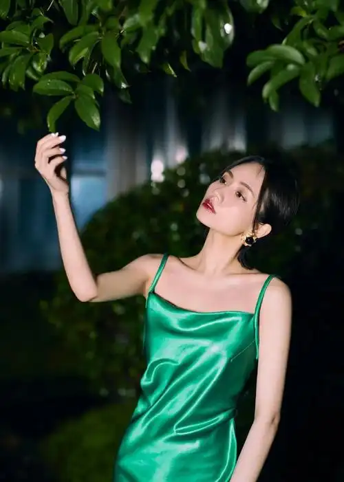 刘惜君绿色露背裙大气惊艳
