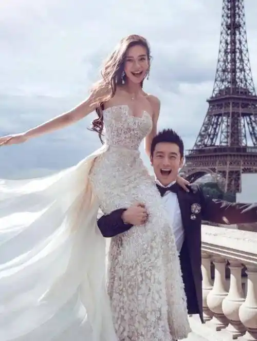 模特圈开始了自己演艺生涯她的英文名本来是angela因为脸上挂着婴儿肥