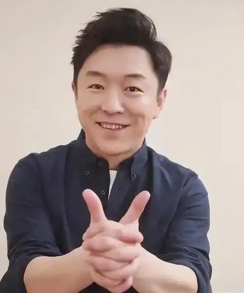 近日,一位网友在社交平台上分享黄渤举行家宴的照片后,瞬间引起了网友