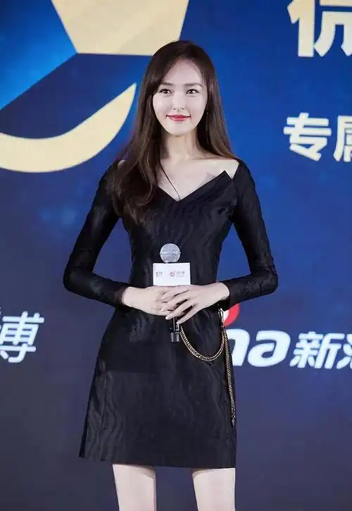 唐嫣的身材还挺有看头的一袭香槟色曳地长裙看着太动人了