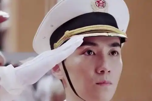 军装英姿飒爽,盘点穿军装a到爆的男明星们2019-10-25 21:2900朱一龙陈