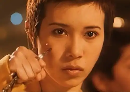 莫文蔚在古惑女之决战江湖中的形象有一股侠气