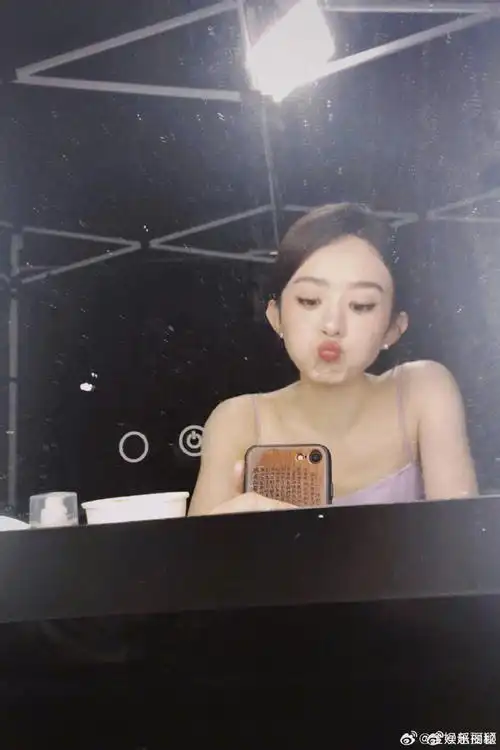 赵丽颖嘟嘴对镜拍##赵丽颖晒嘟嘴自拍