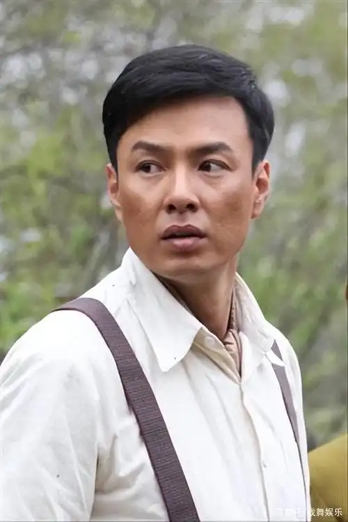的大少爷"金凤举"帅气多金,儒雅有气度,但是饰演他的演员朱铁和这个