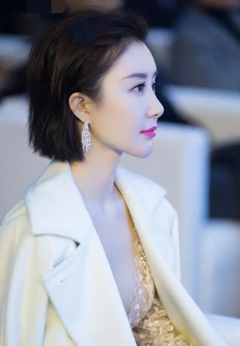 舒畅终于大胆一次,挑战深v蕾丝透视裙,光冲身材就能成为焦点#国庆出游