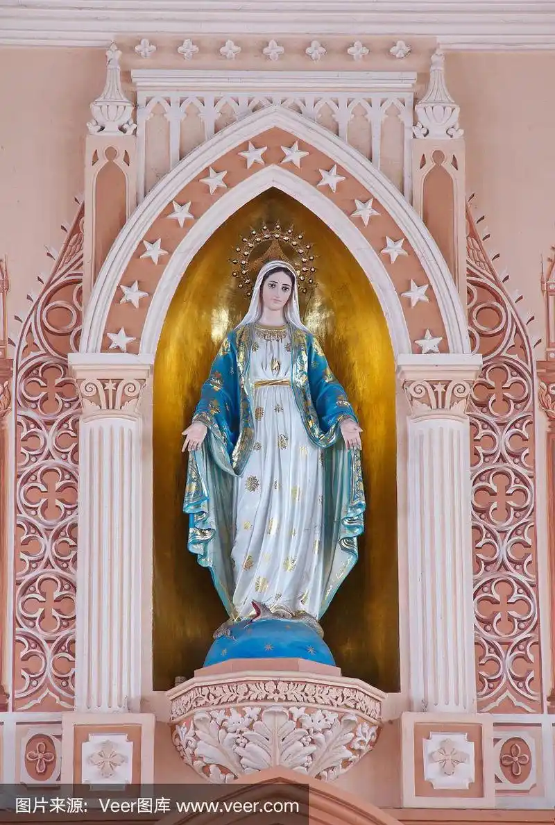 罗马天主教堂的圣母玛利亚雕像