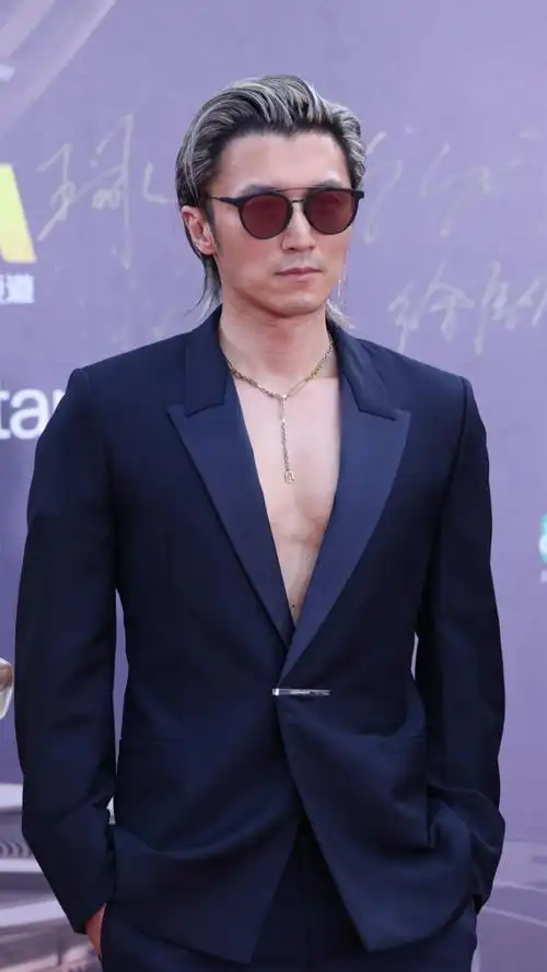 港风帅哥!谢霆锋微博电影之夜超有型 真空西装好魅