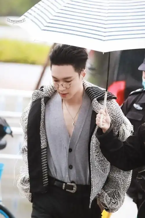 张艺兴大背头造型##张艺兴大背头