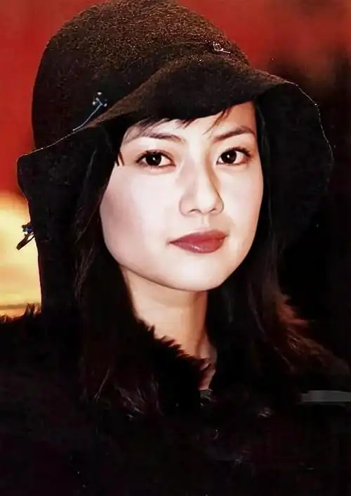 高圆圆旧照曝光,青春靓丽满脸的胶原蛋白