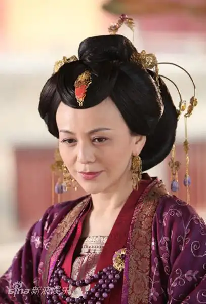 王琳《倾世皇妃》剧照王琳再演蛇蝎美人新浪娱乐讯 宫廷古装大戏《倾