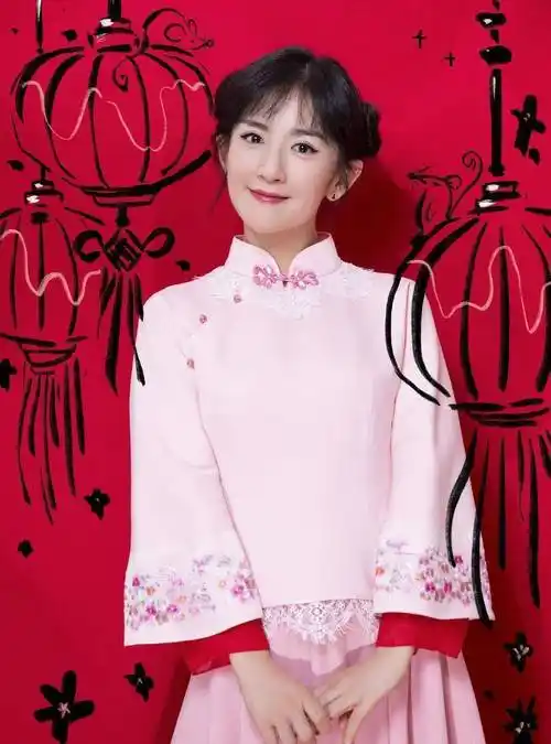 原创谢娜因小肚凸出上热搜本人亲自回应也太夸张了我是有马甲线的啊