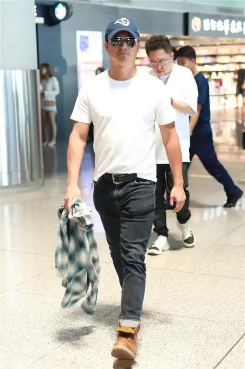 吴京身材不输小鲜肉,简单的白色t恤下难掩发达胸肌,谢楠好眼光