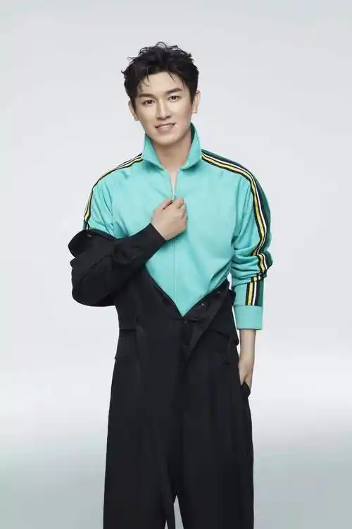 杨旭文运动写真释出 寒冷冬日里的青春朝气_元气_连体_衣更显