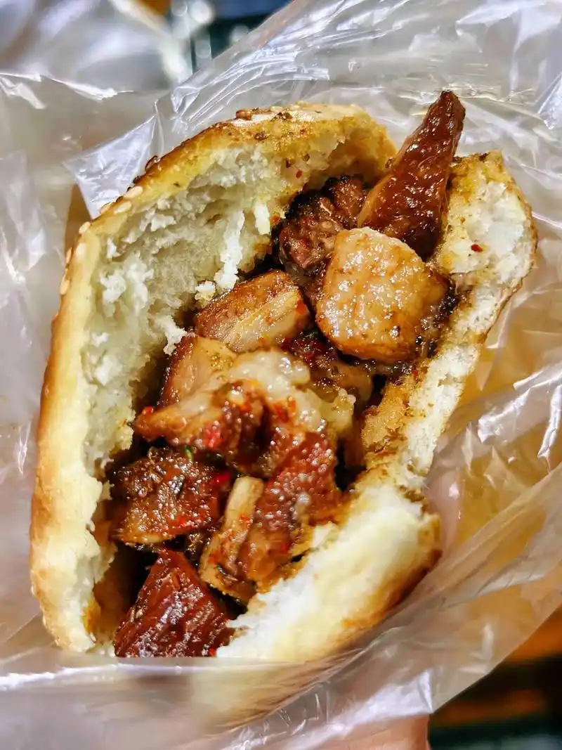 这腰皮夹烧饼!谁吃了不迷糊啊…济南30多年的烧烤老店了! 小 - 抖音