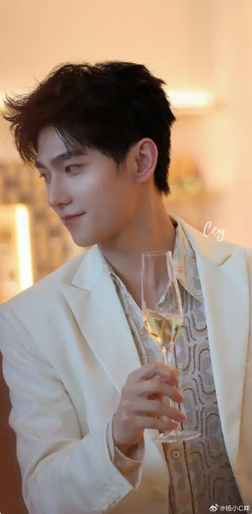 为什么照片总是不如本人好看#家人们见过杨洋本人吗?觉得如何?