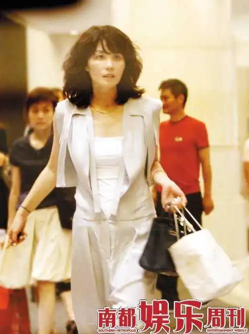 王菲四十岁生日 女儿提货老公购车(组图)