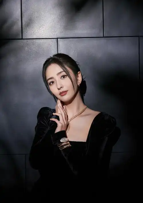 佟丽娅黑色丝绒长裙#佟丽娅也太美了,这样的造型把她的身材表现的