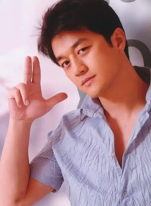 丰富多彩的情史李亚鹏从小就是一个帅哥,可以说从小帅到大.