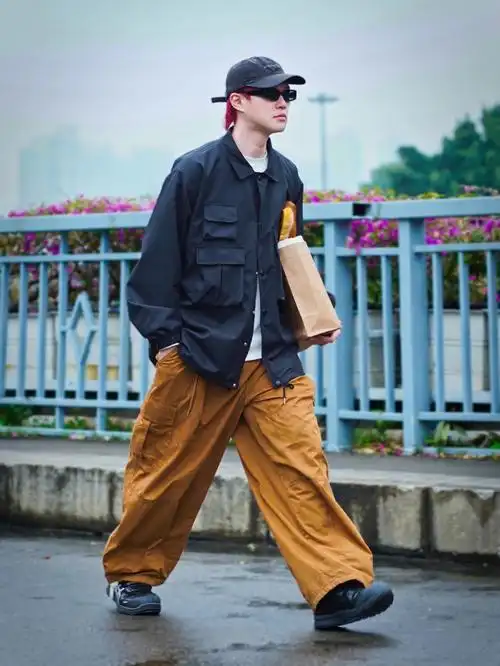 90tb93裤子: 灵魂对撞版型很好看的工装裤来搭配,这样让整体看