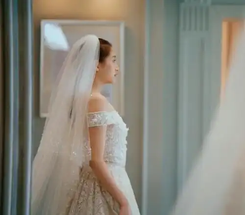 关晓彤试穿婚纱,当她摘掉头纱,看到侧身的造型,暴露真实线条