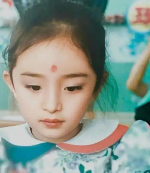 杨幂女儿脸照公开,小糯米长出"超模脸",完美继承妈妈基因