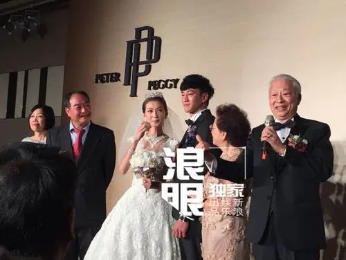 何润东台北大婚双方父母饮酒谢宾客新娘幸福落泪