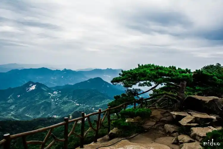 薄刀峰巍巍大别山