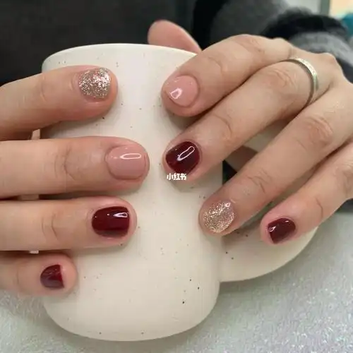 很多年没做过美甲了,因为指甲盖又短又圆.想着过年喜庆点,做了个跳色.