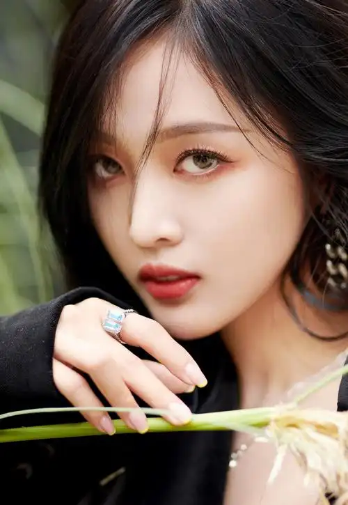 吴宣仪黑色拼贴徽章外套性感写真25