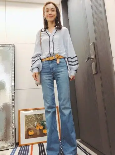 42岁范玮琪身材绝了,牛仔裤随便一穿,又是腿长2米的一天!