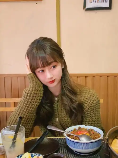 吃饭拍照圆脸女孩怎么显脸小