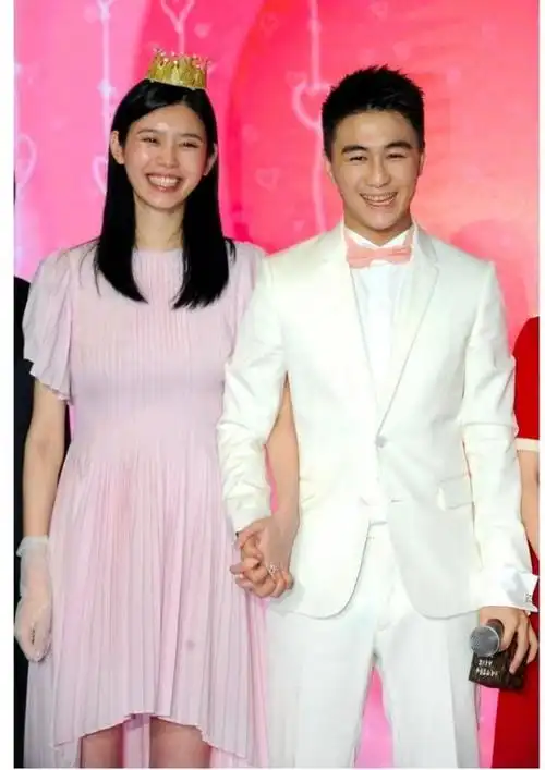 33岁奚梦瑶晒夫妻合照为自己庆生撇嘴与何猷君贴脸秀恩爱二胎后丰腴似