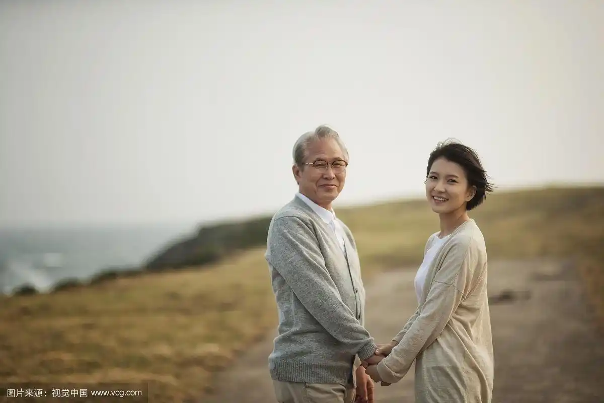 济州岛老年夫妇牵手散步的照片
