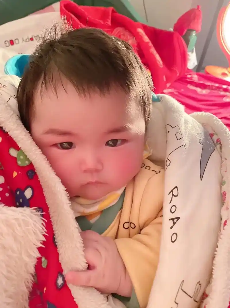 96好多人都以为你是个小女孩9796刚出生的时候头发好长满月