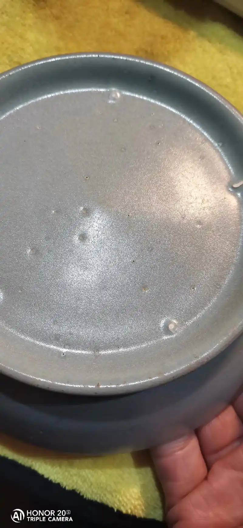 这是前面那个汝瓷洗釉面上的老化痕迹和蟹爪纹.