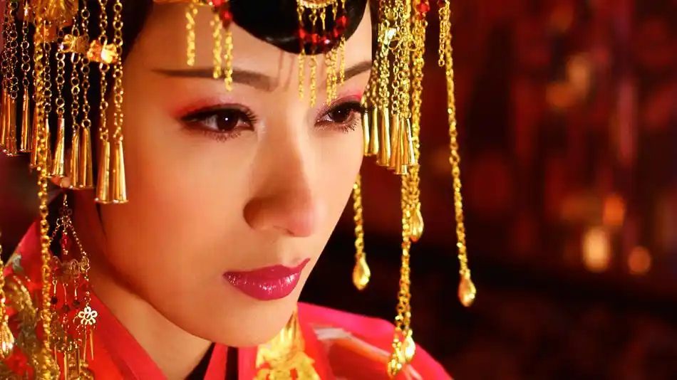 剧中,杨怡饰演的万贵妃横刀夺爱,与蒋毅饰演的皇帝演绎了一场姐弟恋.