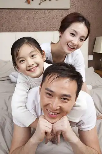 东方人,儿童,中年人,五官,脸,头发,三个人,家庭,母亲,父亲,女儿,站,笑