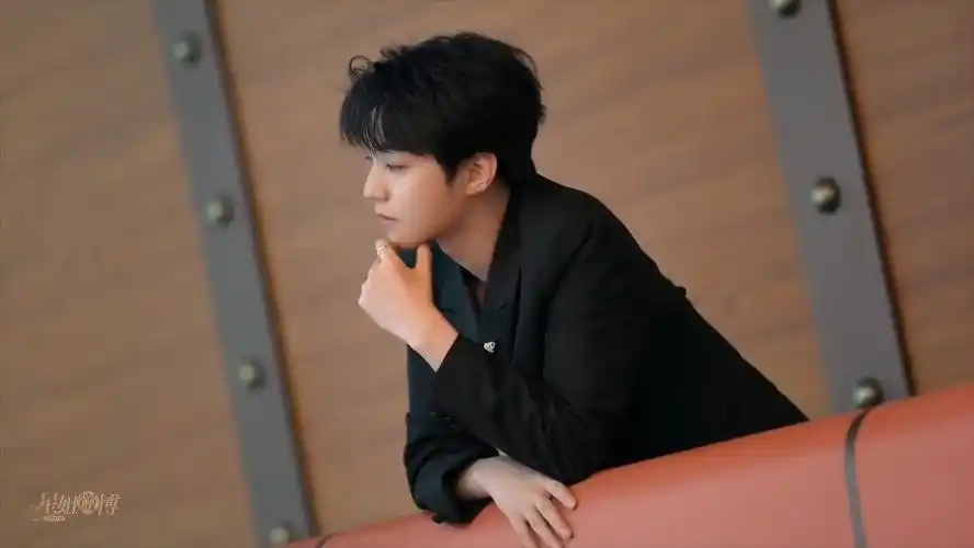 tfboys十周年海报侧拍花絮##星姐微博