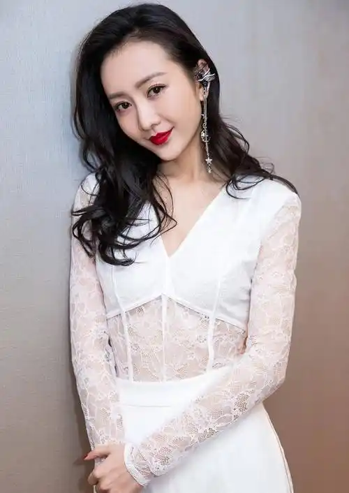 清纯女神王鸥一身撞色装束,蕾丝烟斗露出优雅的腰臀,锁骨太闷了_白色