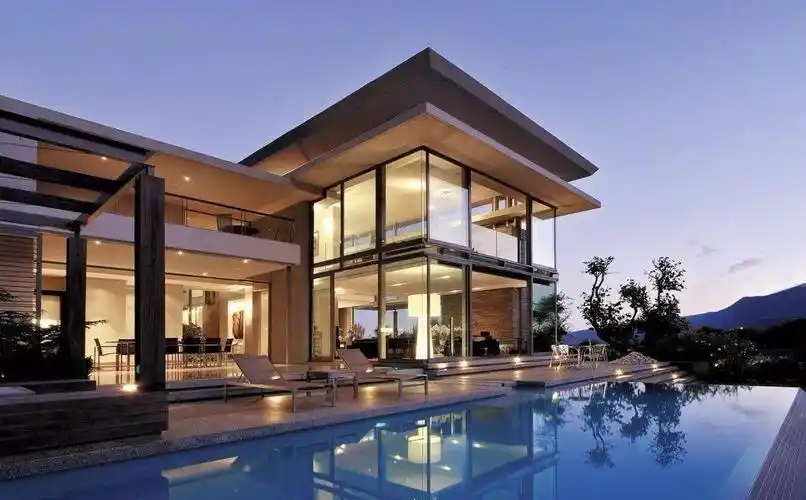 这个别墅是在开普敦主教区的山脊上,项目是由于拆除了一座现有的房屋