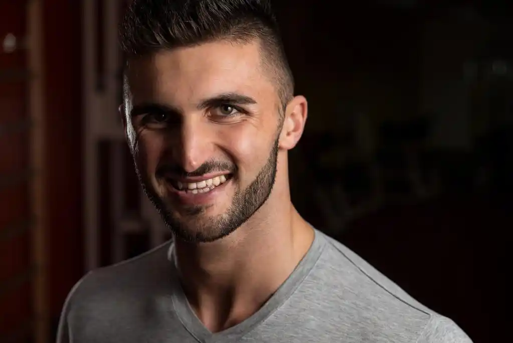 一名年轻男子微笑的特写