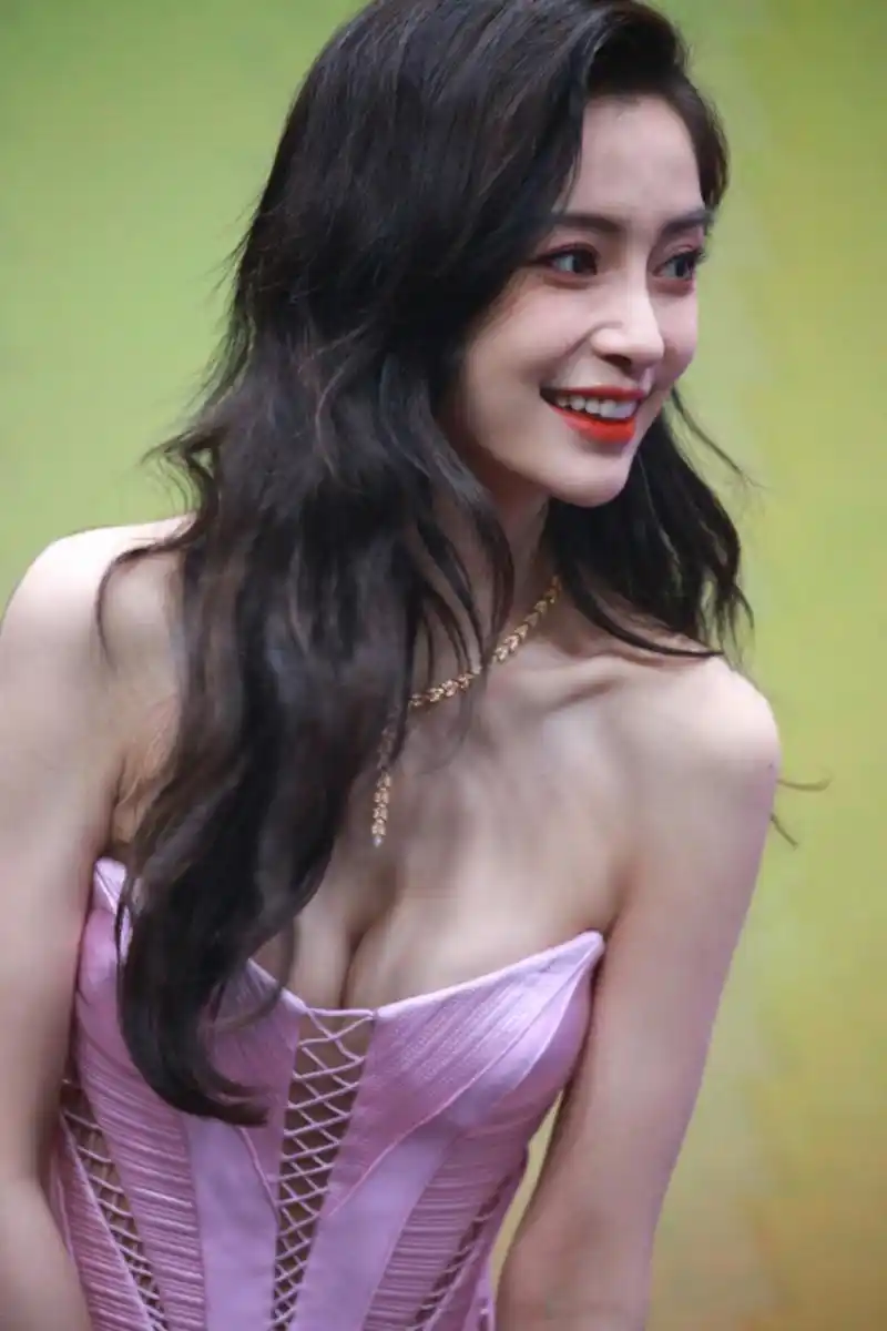 杨颖 angelababy时尚芭莎红毯生图,这身材完全是没得说
