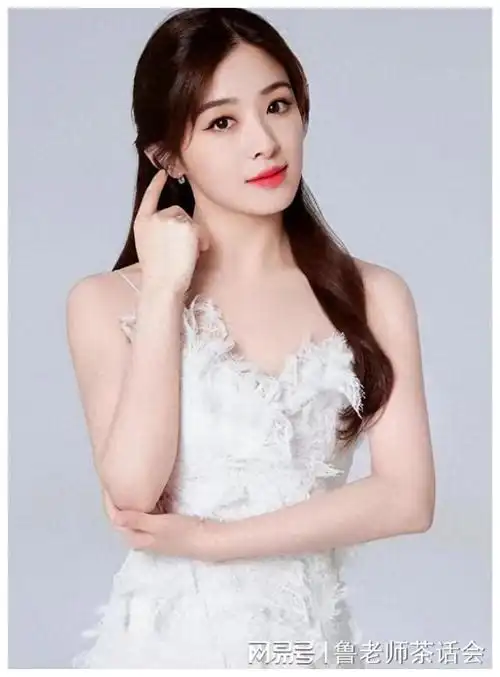 张含韵的奶欲更勾人,36岁依旧童颜,身材却饱满成熟韵味满满