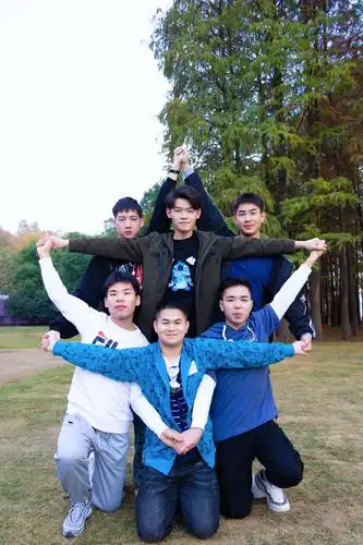 看我们摆的六角星,是人酷点?还是造型酷点?