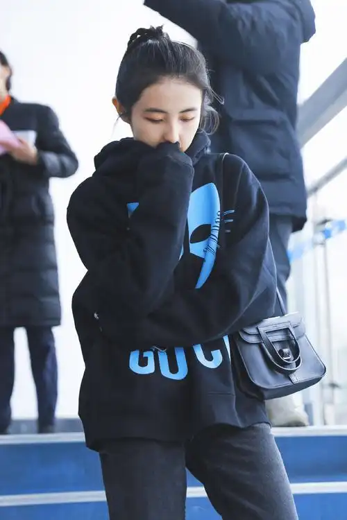 张子枫|元气甜美街拍写真