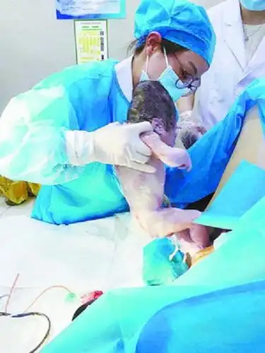 湖里区妇幼保健院医疗专家在甘肃东乡为难产孕妇接生.