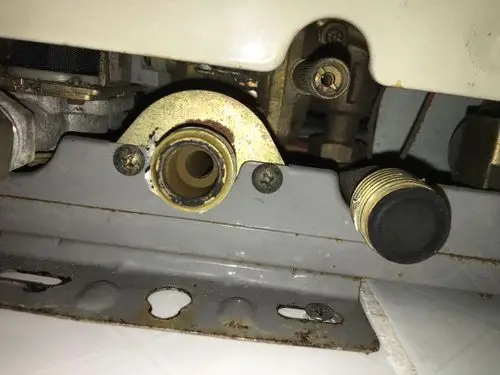 这是老款热水器哪个是出水口哪个是进水口