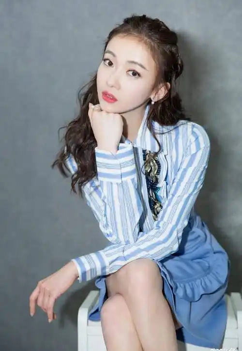 纸片人吴谨言,这也太瘦了吧,v领毛衣穿成溜肩毛衣要掉了吧_衣服_身材